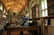 Professor Jerry Brotton betrachtet alte Karten in Downside Abbey, England.