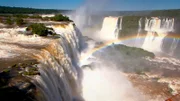 Im Grenzland von Argentinien und Brasilien, eingebettet in undurchdringlichen Regenwald, liegen die Wasserfälle von Iguazú.