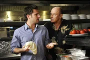 Shawn (James Roday, li.) diskutiert mit seinem Vater Henry (Corbin Bernsen).