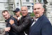 Die Kommissare Max Ballauf (Klaus J. Behrendt) und Freddy Schenk (Dietmar Bär, r) haben bei der Lösegeld-Übergabe den Falschen geschnappt.