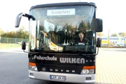 NDR Fernsehen DIE FAHRSCHULE (1/3), "Dicke Luft im Golf", am Samstag (04.07.15) um 14:45 Uhr.
Sonderfahrt nach Spanien – In der heutigen Fahrstunde muss Fritz Michel im Gewerbegebiet Durchsagen für Langstreckenfahrten üben.
Fotos können auch für Folge 2 und Folge 3 verwendet werden!