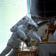 Michael Foale fixing Hubble telescope.