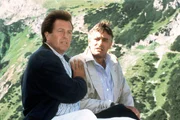 Thomas (Gerhart Lippert, l.) und Graf Markus (Klaus Wildbolz) glauben nicht, daß Hulda das Versteck des Schatzes kennt.