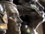 Büsten von Hitler und Mussolini in einem Souvenirladen in Predappio, Mussolinis Geburtsort.