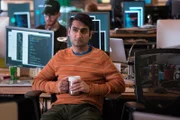 Dinesh Chugtai (Kumail Nanjianiv)