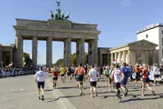 Läuferinnen und Läufer am Brandenburger Tor beim Berlin-Marathon 2013.