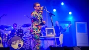 Das Kollektiv "The Divine Comedy" um Mastermind Neil Hannon macht seit Ende der achtziger Jahre Musik irgendwo zwischen Pop, klassischen Einflüssen, Chanson, Filmmusik und britischem Rock. - "The Divine Comedy" mit Neil Hannon (Mitte), Sänger und Gitarrist
