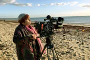 Agnès Varda bei Dreharbeiten am Strand von Noirmoutier