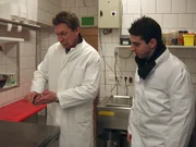 Neuwied am Rhein: Lebensmittelkontrolleur Hans Müller und Azubi Benedikt Reuschenbach im Einsatz ...
