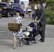 (7. Staffel) - Kriegen Louisa (Caroline Catz, l.) und Martin (Martin Clunes, r.) ihre Ehe noch auf die Reihe?