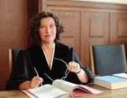Richterin Dr. Ruth Herz führt die Verhandlungen objektiv, souverän und einfühlsam. Sie deckt die Geschichte hinter der Tat auf und versucht mit ihren Urteilen, Jugendlichen eine Chance zu geben.