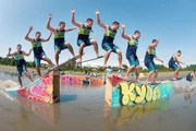 Der Holländer Adrien Raza auf dem Skimboard - einem Brett, mit dem auf flachem Wasser geschlittert werden kann.