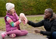 Amali Agbedra (Florence Kasumba) sucht die Nähe zu Elena Jansons Tochter (Lorena de la Rosa). Was hat sie vor?