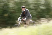 Alfred Rust mit dem Fahrrad auf dem Weg zur Ausgrabungsstätte im Ahrensburger Tunneltal bei Hamburg