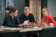 Maike Riem (Anja Kling, l.), Linus Roth (Anton Spieker, 2.v.l.) und Pia Walther (Annika Blendl, r.) schauen sich Aufnahmen von einem Auto an, welches in der Tatnacht aufgefallen ist.