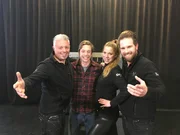 Marc (links) und Alex (rechts) zeigen Tobi ihre Zauberwerkstatt, in der die Tricks entstehen.