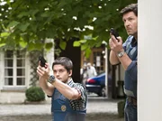 LaBréa (Francis Fulton-Smith, re.) und sein Kollege Jean-Marc (Bruno Bruni) haben den Täter im Visier.