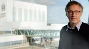 Kurt Höffner vor einem seiner Möbelhäuser