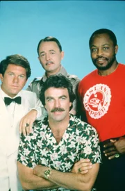 V.l.: Orville 'Rick' Wright (Larry Manetti), Higgins (John Hillerman), Magnum (Tom Selleck), TC (Roger E. Mosley)