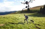 Making Of - Wanderer mit Hund und Kameradrohne im Flug.