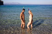 Haben viel Spaß zusammen im Paradies: Oso (l.) und Trine (r.) ...