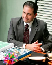 Chaos im Büro. Für Michael (Steve Carell), den Filialleiter einer Firma für Bürobedarf, ist das Alltag. Nichts läuft glatt in seiner Abteilung.