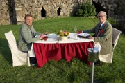 Plaudern bei Milchreis und Bratwurst über die Geschichte Anhalts: Axel Bulthaupt und Eduard Prinz von Anhalt. (v.l.)