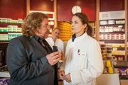 Erichsen (Armin Rohde, l.) und Lisa Brenner (Barbara Auer, r.) Im Hintergrung: die Apothekerin (Nova Meierhenrich)
Honorarfrei - nur für diese Sendung bei Nennung ZDF und GORDON Photographie