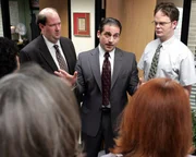 Michaels (Steve Carell) Ansprache ist mal wieder voll daneben. Das findet auch Dwight (Rainn Wilson, re.).