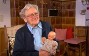 Die 90-jährige Agnes Sester mit ihrer ersten Puppe.