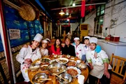 Ken Hom (4.v.r.) und Ching-He Huang