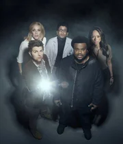 (1. Staffel) - Sind (hinten v.l.n.r.) Ava Lafrey (Ally Walker), Barry Shaw (Adeel Akhtar), Annie (Amber Stevens West) sowie Max Jennifer (Adam Scott, vorne l.) und Leroy Wright (Craig Robinson, vorne r.) wirklich die richtigen, wenn es darum geht im Verborgenen paranormale Ereignisse zu erforschen?