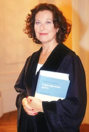 Richterin Dr. Ruth Herz führt die Verhandlungen objektiv, souverän und einfühlsam. Sie deckt die Geschichte hinter der Tat auf und versucht mit ihren Urteilen, Jugendlichen eine Chance zu geben.