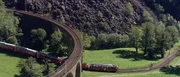 Die Albulabahn verbindet Coire und Sankt Moritz und bietet einen außergewöhnlichen Panoramablick auf die Ostschweizer Alpen.