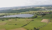 Blick auf den Obermooser Teich im Vogelsberg.