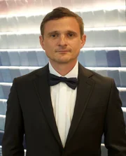 Im Auftrag seiner Majestät NITRO unterzieht sich Herr Lukas einer kräftezehrenden Ausbildung zum Agentendarsteller, um bei einem 007-Casting vorzusprechen.