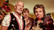 Bill (Bill Mockridge, l), Margie (Margie Kinsky, r) und Mops Berta sehen der Bescherung mit Spannung entgegen.
Nachbarin Petra (Anna Stieblich, m) hofft auf das Beste.