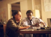 9. Peter Arnett (Bruce McGill, li.) und Bernard Shaw (Robert Wisdom) berichten live aus Bagdad vom Beginn des Golfkriegs.