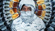 Aluminium ist praktisch und aus unserem Alltag kaum wegzudenken. Neue Untersuchungen zeigen aber, dass Essen aus Aluminiumschalen belastet sein kann: Kindergärten, Schulen, Kantinen, Krankenhäuser und Seniorenheime liefern häufig ihre Mahlzeiten in Alu-Schalen und halten sie darin warm. Aluminium-Ionen können sich aus den Behältern lösen und über das Essen in unseren Körper gelangen. Auch vor Deos mit Aluminium wird gewarnt und die Industrie hat bereits mit dem Angebot von aluminiumfreien Deodorants reagiert. Quarks klärt, ob Aluminium wirklich eine Gefahr für unsere Gesundheit ist. Ranga Yogeshwar geht auf Spurensuche und ordnet die Ergebnisse ein: ist Aluminium zurecht in Verruf gekommen?