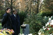 16. Fassungslos stehen Daniel und Stefan am Grab ihres toten Freundes. (Stephan Schartz, li.; Michael Lesch, re.).