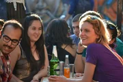Marietta Slomka mit Studenten in Santiago de Chile, die für mehr Gerechtigkeit in ihrem Land kämpfen.