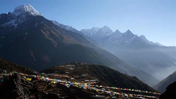 Abenteurer Gerry Moffatt von den eisbedeckten Tälern des Himalaya, wo der legendäre Yeti hausen soll, führt ihn seine Suche rund um die Welt bis in die Wildnis Nordamerikas, in die Heimat des ebenso häufig gesichteten wie letztlich unauffindbaren Bigfoot.