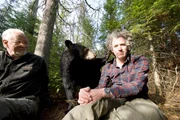Lynn Rogers (l.) und Gordon Buchanan mit Lily