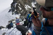 DOK-Serie: Abenteuer Alpen – Die Skitour des Lebens
Das Team auf dem Weg hinunter vom Gipfel der Aiguille du Tour, am Seil von Bergführer David Fasel und im Visier von Kameramann Thomas Senf.
2018
Copyright: SRF