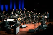 Die hr-Bigband mit Somi.