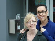Für Gok Wan (r.) steht fest, er will Karen (l.) endlich vom Sofa hochbekommen und ihr zeigen, wie gut es tut, auch mal wieder auf Dates zu gehen ...