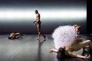 Corey Scott-Gilbert (Mi.), umgeben vom Ensemble, das in Kleider von Iris van Herpen gehüllt ist.
