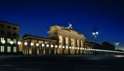 ARD/rbb 25 JAHRE MAUERFALL - BERLIN FEIERT, am Sonntag (09.11.14) um 18:50 Uhr im ERSTEN.
„Lichtgrenze“ nennt sich die Installation des Landes Berlin, das die Mauer temporär wieder auferstehen lässt. 8.000 weiß beleuchtete Ballons zeichnen gut 15 km der ehemaligen innerstädtischen Grenze nach. - Lichtgrenze am Brandenburger Tor