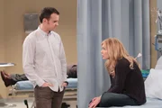 Mark (Dan O'Brien) begleitet Roxanne (Rhea Seehorn), die von einem Dart-Pfeil getroffen wurde, ins Krankenhaus.