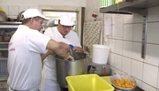 SWR Fernsehen DER BÄCKERBERATER, TEIL 2, am Mittwoch (04.02.15) um 21:00 Uhr.
Jochen Hoffmann (li.) und Thomas Eberlein überbrühen Mehl mit heißem Wasser. Das sogenannte Mehlkochstück sorgt zukünftig für die Frischhaltung der Backwaren.